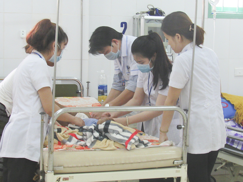 Tận tụy chăm sóc bệnh nhân. Ảnh: HNB