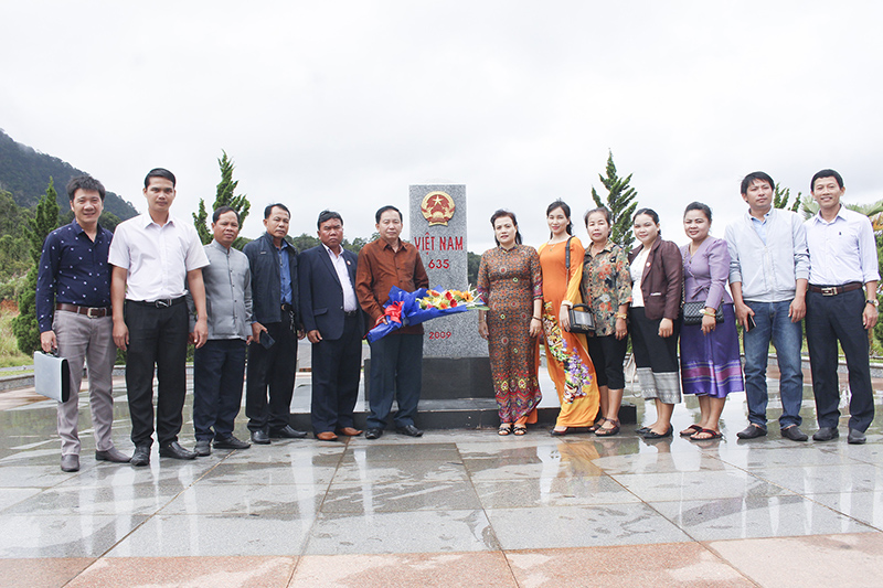 Ban Thường trực Ủy ban MTTQVN tỉnh Quảng Trị đón đoàn cán bộ Mặt trận Lào xây dựng đất nước tỉnh Salavan sang thăm và làm việc tại Cửa khẩu quốc tế La Lay. Ảnh: MP