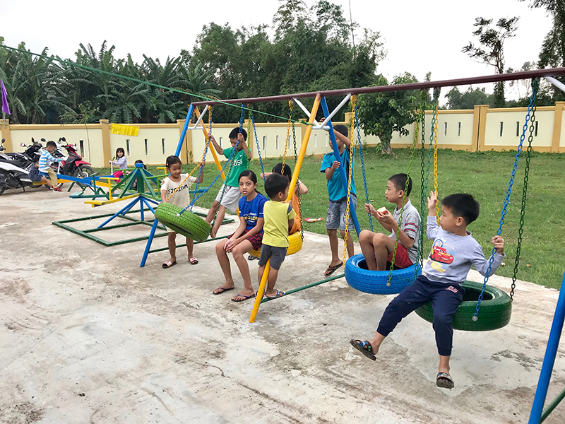 Sân chơi cho em ở thôn Phú Ngạn, công trình đầu tiên được đóng góp 100% kinh phí thông qua mạng xã hội. Ảnh: ML