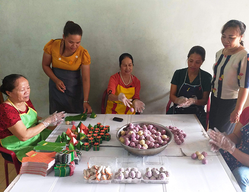 Sản phẩm “Bánh truyền thống Hương” được nhiều người tiêu dùng biết nhờ sự giới thiệu của các cấp hội phụ nữ. Ảnh: LT