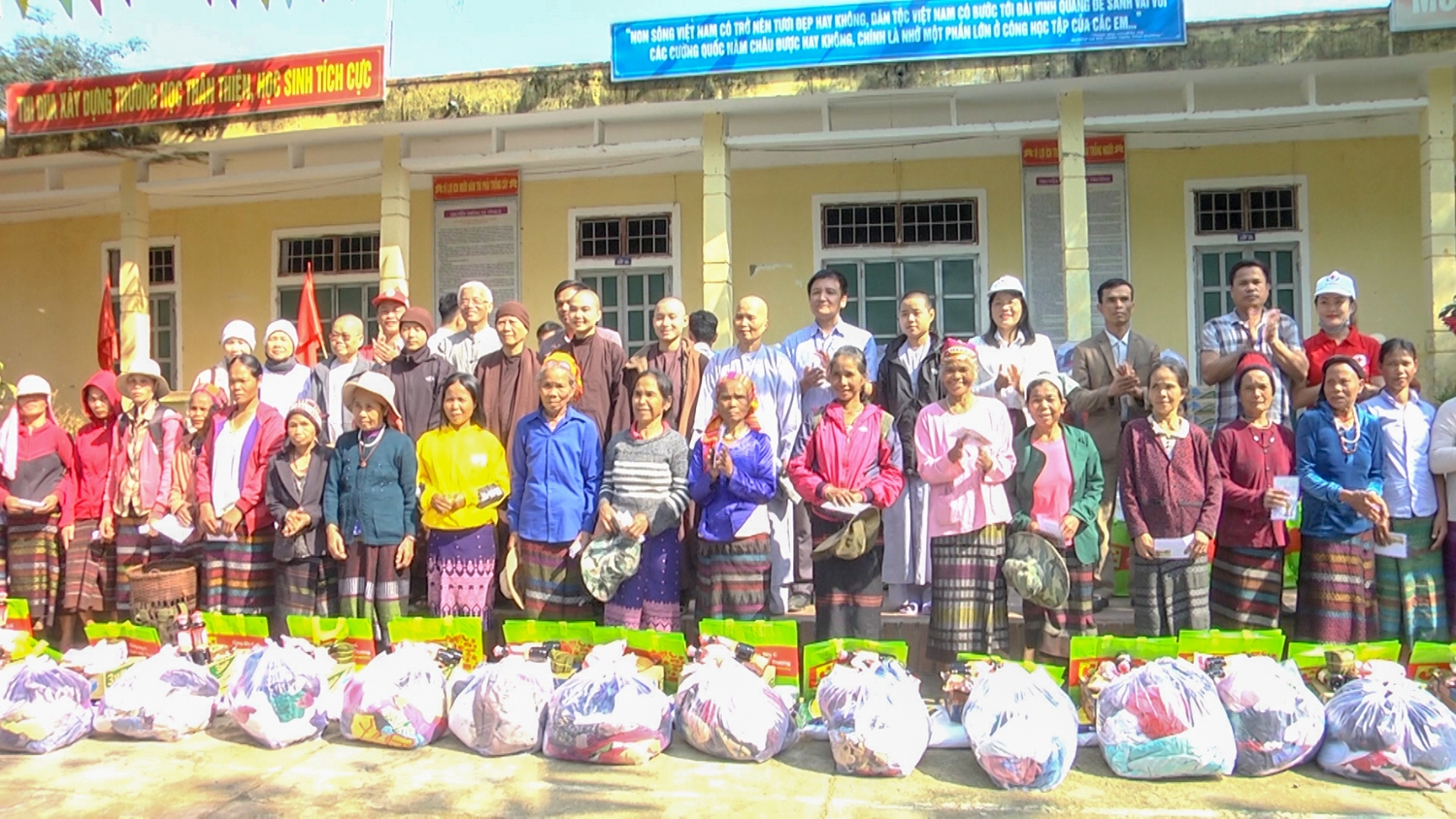 Lãnh đạo huyện Vĩnh Linh, Hội Chữ thập đỏ huyện cùng đơn vị tài trợ trao quà cho các hộ gia đình-Ảnh: N.Đ ​