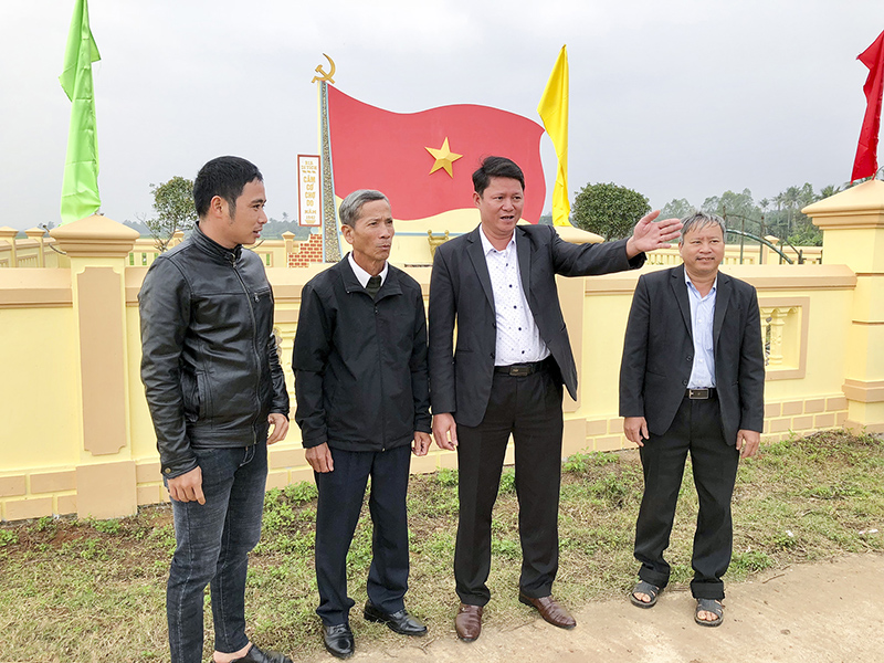 Theo ông Nguyễn Bá Đức (thứ 2 từ phải qua), công tác dân vận sẽ đạt hiệu quả khi cán bộ trực tiếp gặp, vận động nhân dân, tạo sự đồng thuận trong xây dựng, phát triển quê hương. Ảnh: NT