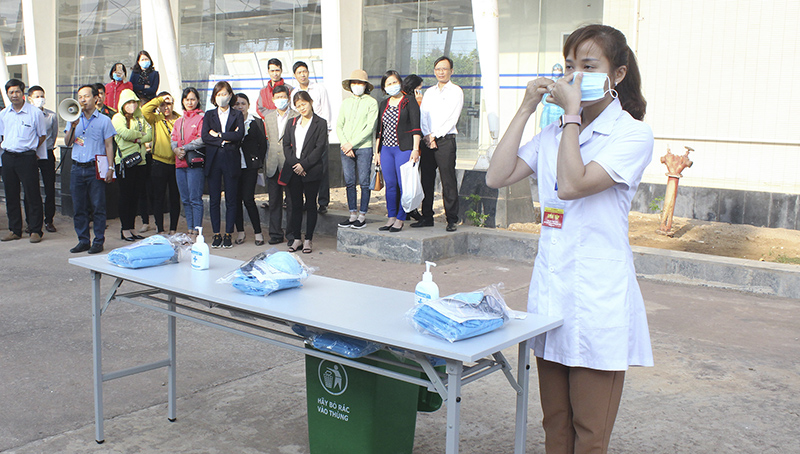 Hướng dẫn đeo khẩu trang phòng, chống dịch viêm đường hô hấp cấp do chủng mới của virus Corona gây ra. Ảnh: TL