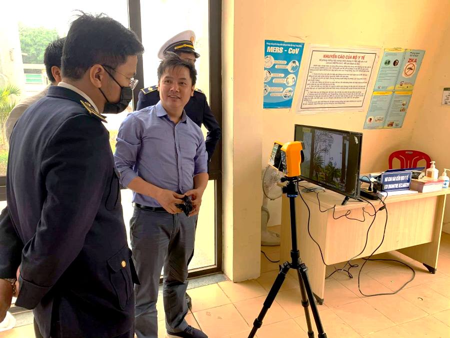 Lắp đặt máy đo thân nhiệt từ xa tại Cửa khẩu quốc tế Lao Bảo- Ảnh do Trung tâm Kiểm soát bệnh tật tỉnh cung cấp