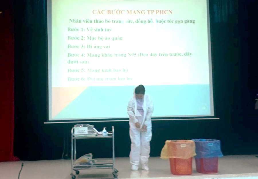 Hướng dẫn cách mang trang phục phòng hộ cá nhân cho nhân viên y tế tại Bệnh viện Đa khoa tỉnh. Ảnh T.L