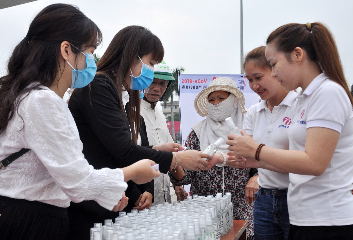 Các bình xịt dung dịch sát khuẩn do cán bộ, giảng viên, sinh viên Phân hiệu Đại học Huế tại Quảng Trị tự chế đã đến tay người dân - Ảnh: Q.H​