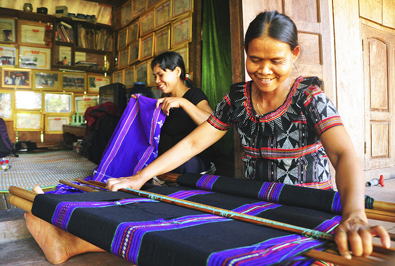 Phụ nữ vùng cao khởi sự kinh doanh bằng nghề truyền thống. Ảnh: T.L