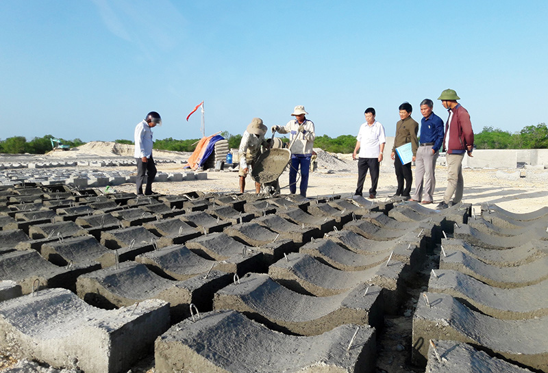 Giám sát công trình tái định cư xã Hải An. Ảnh: Thục Quyên