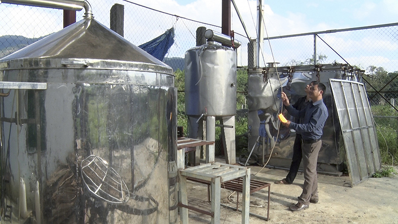 Xưởng chiết xuất tinh dầu sử dụng điện của HTX Vanpa. Ảnh: TQ