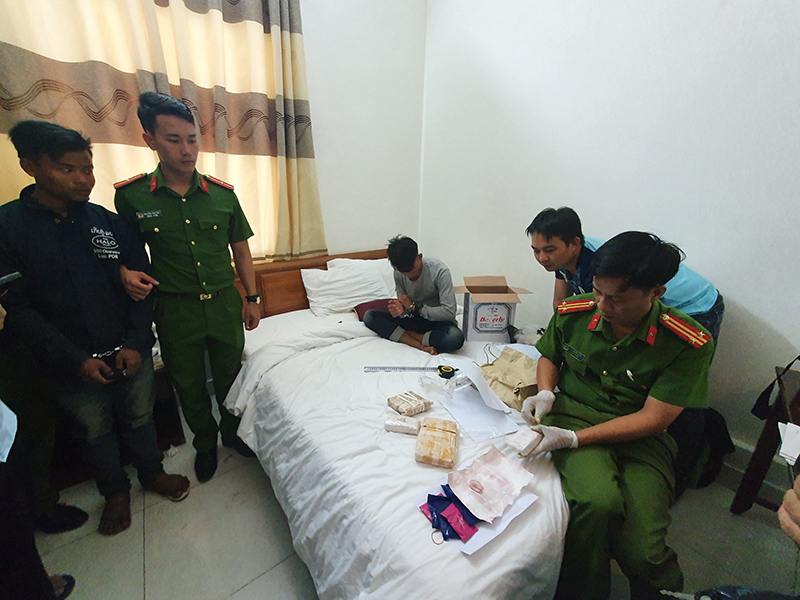 Bắt giữ các đối tượng mua bán trái phép chất ma túy. Ảnh: DT