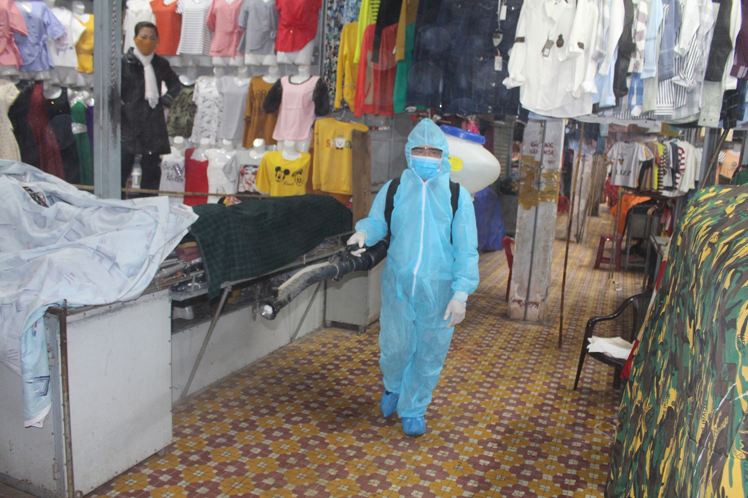 Phun hóa chất khử trùng tại chợ thị xã Quảng Trị - Ảnh: H.T​