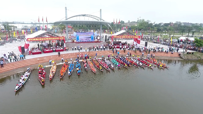 Ngày hội đua thuyền truyền thống ở Hải Lăng. Ảnh: TT