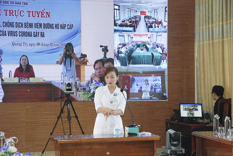 Bác sĩ ở Trung tâm Kiểm soát bệnh tật tỉnh Quảng Trị hướng dẫn trực tuyến các biện pháp phòng, chống dịch nCoV đến Phòng GD&ĐT và các trường học trên địa bàn tỉnh. Ảnh: NV