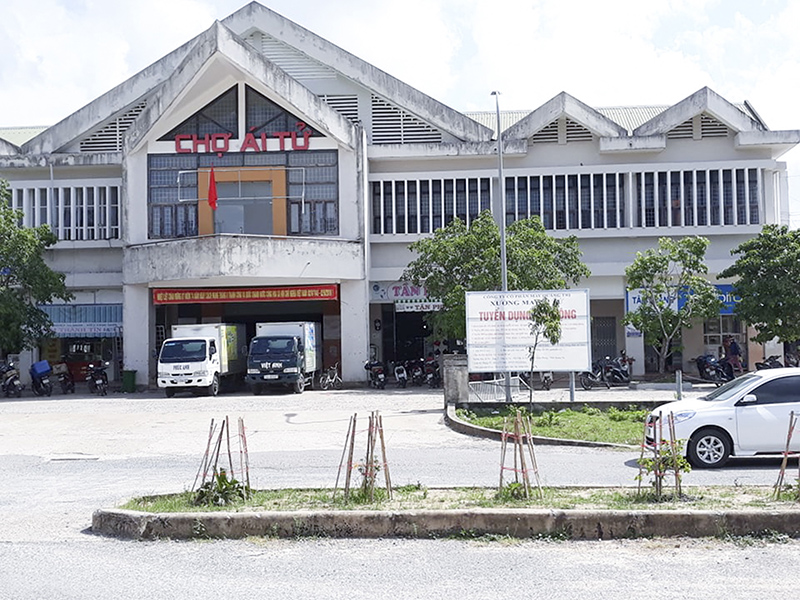 Chợ Ái Tử, trung tâm mua bán của người dân huyện Triệu Phong. Ảnh: NV