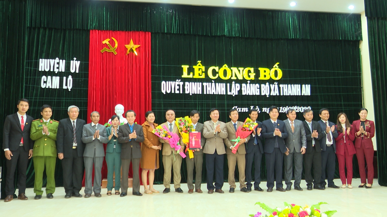 Lãnh đạo huyện Cam Lộ trao Quyết định và tặng hoa chúc mừng Đảng bộ xã Thanh An- Ảnh: Anh Vũ