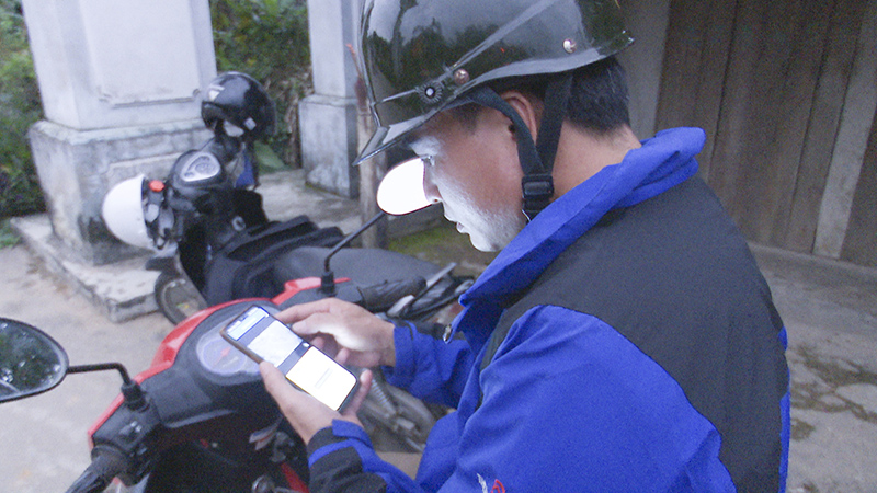 Anh Hoàng Thanh Lâm, Trưởng thôn An Mỹ theo dõi tình hình ANTT của thôn qua hệ thống camera. Ảnh: AV