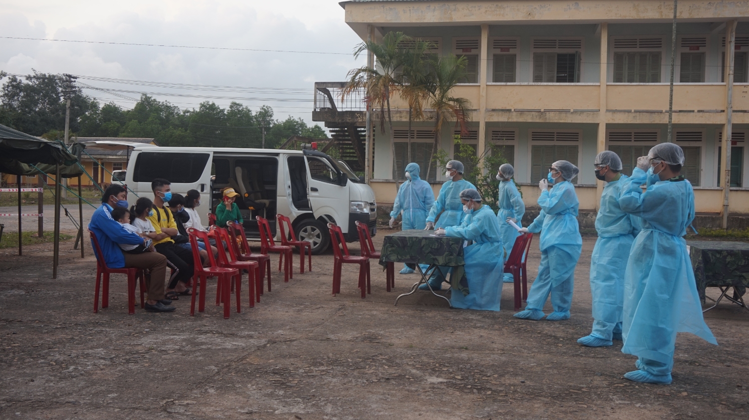 Tổ chức tiếp nhận và cách ly các trường hợp đã tiếp xúc với 2 lao động đã sinh sống ở Hàn Quốc trở về địa phương, nghi mắc Covid -19- Ảnh: Xuân Diện