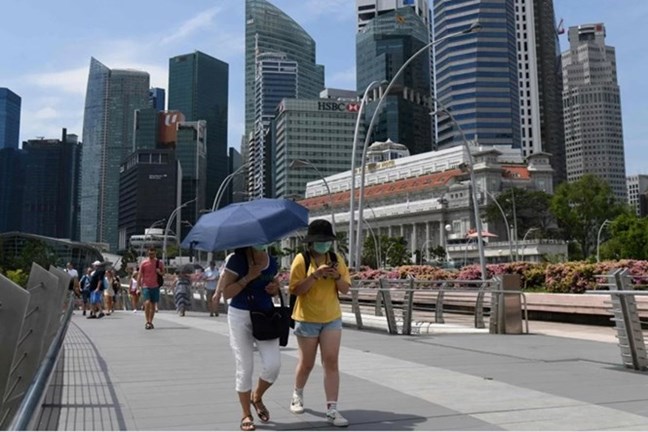 Virus SARS-CoV-2 nhạy cảm với thời tiết nóng, nhưng WHO cảnh báo không nên nghĩ rằng SARS-CoV-2 tự động suy giảm vào mùa hè. Ảnh: AFP