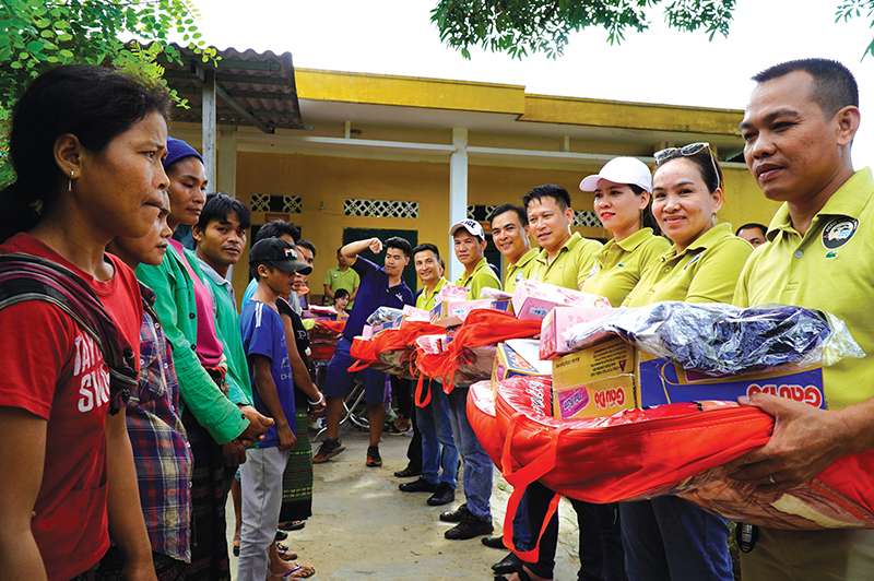 CLB xe bán tải Đông Hà trao quà cho người dân xã Pa Nang. Ảnh: Thành Lộc