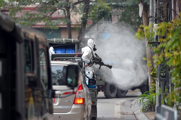 Binh chủng Hóa Học triển khai tiêu độc, khử trùng khu vực có ca nhiễm Covid-19/ Ảnh: qdnd.vn