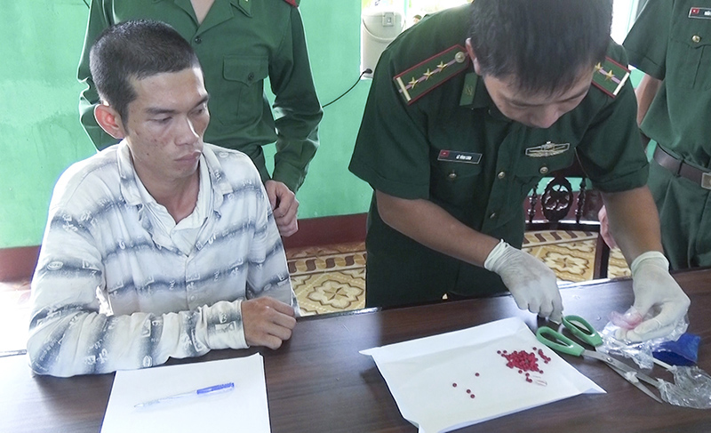 Lực lượng chức năng bắt quả tang đối tượng Mai Văn Tới (sinh năm 1997, áo trắng viền đen), trú tại xã Hải An, huyện Hải Lăng có hành vi tàng trữ, mua bán trái phép chất ma túy. Ảnh: N.B