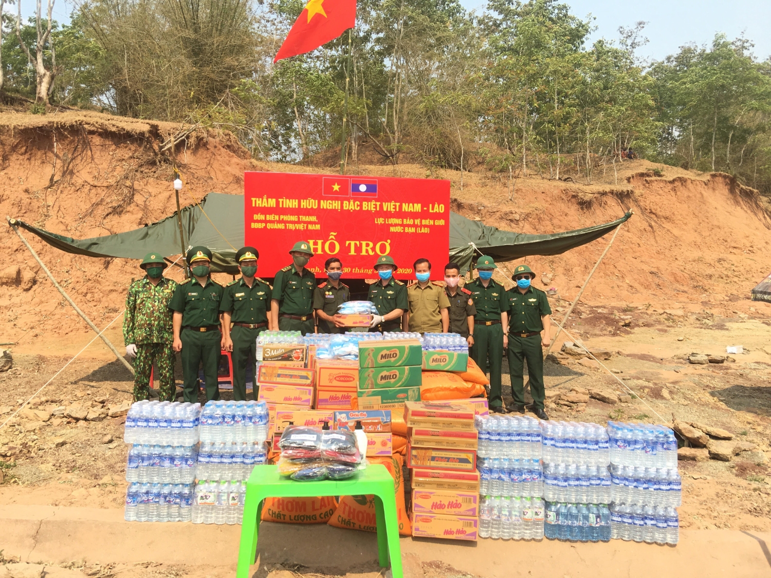 Đoàn công tác của Bộ Chỉ huy BĐBP Quảng Trị trao tặng lương thực, vật tư y tế cho phía bạn.- Ảnh: ĐT