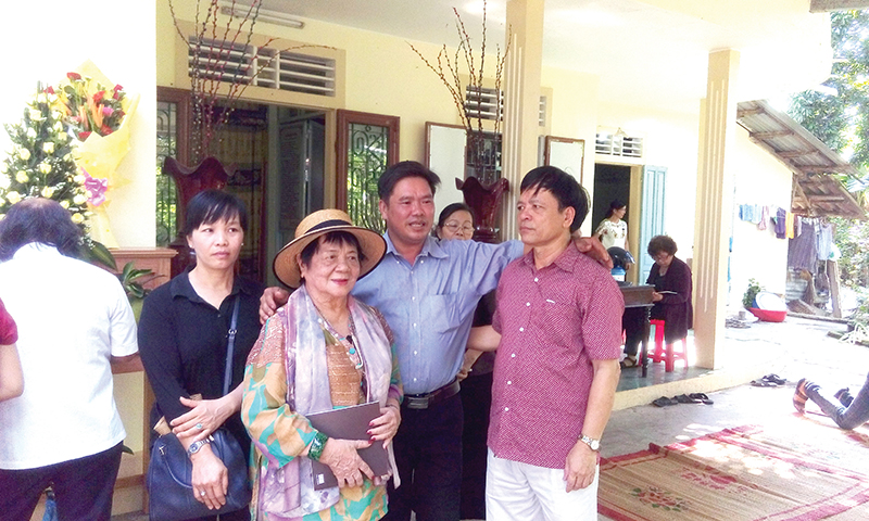 Đạo diễn Nguyễn Thị Xuân Phượng (người đội mũ) trong một lần trở lại Vĩnh Linh. Ảnh: Thạch Thảo