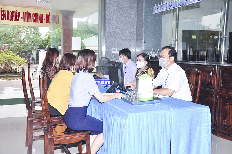 Cán bộ Cục Thuế tỉnh hướng dẫn các văn bản liên quan cho doanh nghiệp, người nộp thuế trong thời gian bị ảnh hưởng COVID-19. Ảnh: TB