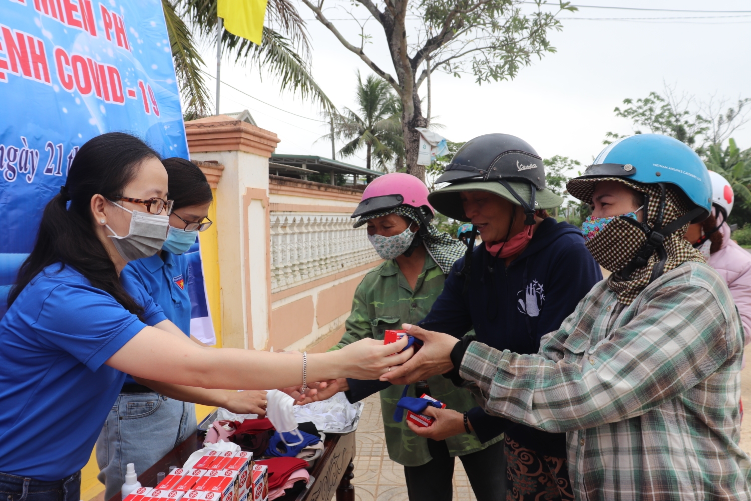 Phát khẩu trang và xà phòng cho người dân tại xã Hiền Thành, huyện Vĩnh Linh - Ảnh: Trúc Phương