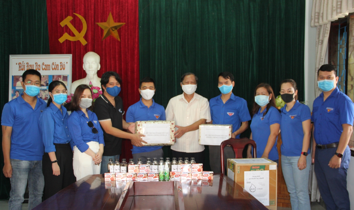 Trao tặng khẩu trang, xà phòng rửa tay, dung dịch sát khuẩn cho Hội Người khuyết tật, Nạn nhân da cam, Bảo trợ người khuyết tật và Bảo vệ quyền trẻ em tỉnh - Ảnh: Hoài Nhung