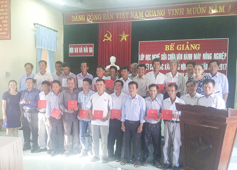 Trung tâm GDNN-GDTX huyện Hải Lăng trao giấy chứng nhận cho các học viên hoàn thành khóa học đào tạo nghề cho lao động nông thôn. Ảnh: MĐ