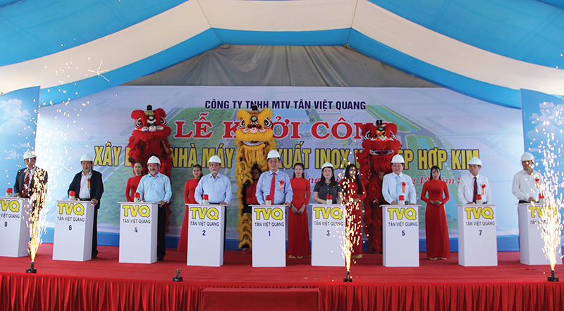Lãnh đạo tỉnh và Công ty TNHH MTV Tân Việt Quang bấm nút khởi công xây dựng Nhà máy sản xuất Inox và Thép hợp kim. Ảnh: MĐ