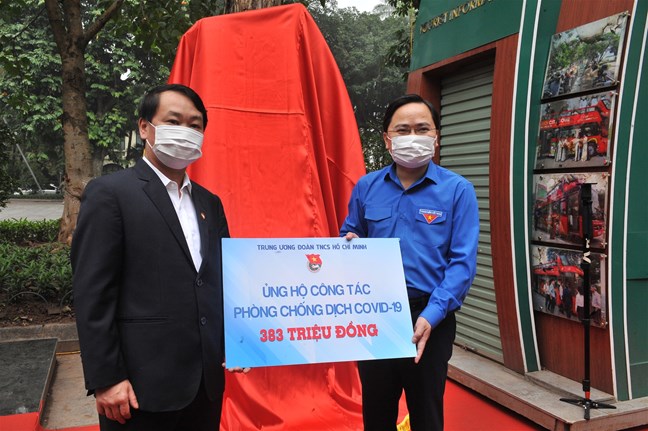 Phó Chủ tịch -Tổng thư ký UBTƯ MTTQ Việt Nam Hầu A Lềnh tiếp nhận ủng hộ từ Trung ương Đoàn