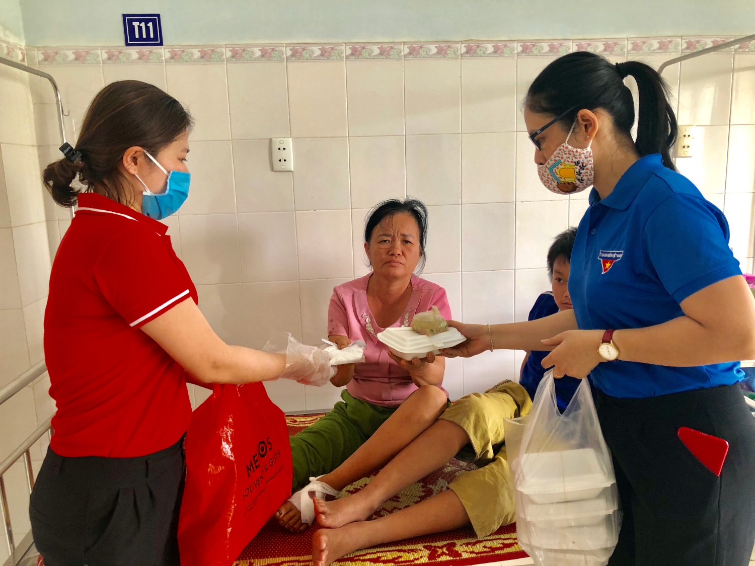 Trao tặng hơn 200 suất cơm cùng 200 khẩu trang y tế phục vụ bệnh nhân đang điều trị tại Trung tâm Y tế huyện Vĩnh Linh- Ảnh: N.T