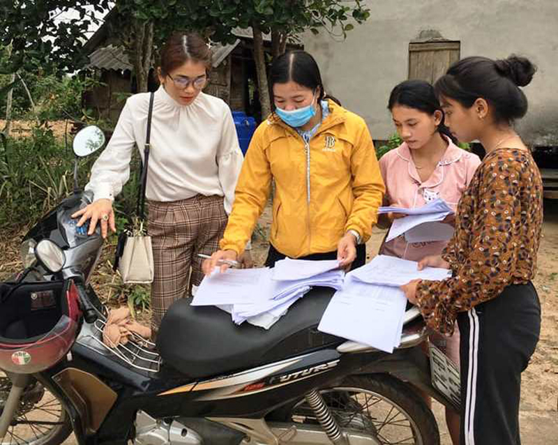 Giáo viên Trường PTDTNT Gio Linh về tận thôn, bản để hướng dẫn học sinh học tập. Ảnh do Trường PTDTNT Gio Linh cung cấp