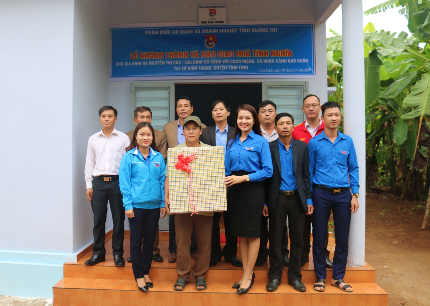 Người thân bà Nguyễn Thị Cúc, đại diện gia đình nhận món quà từ Đoàn Khối Cơ quan và Doanh nghiệp tỉnh - Ảnh: Q.H