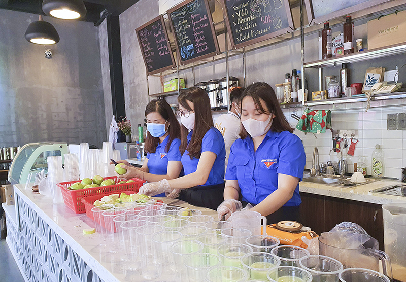 oàn viên, thanh niên pha chế nước trái cây để hỗ trợ cán bộ, chiến sĩ, người dân ở khu vực cách ly phòng chống COVID-19. Ảnh: QH