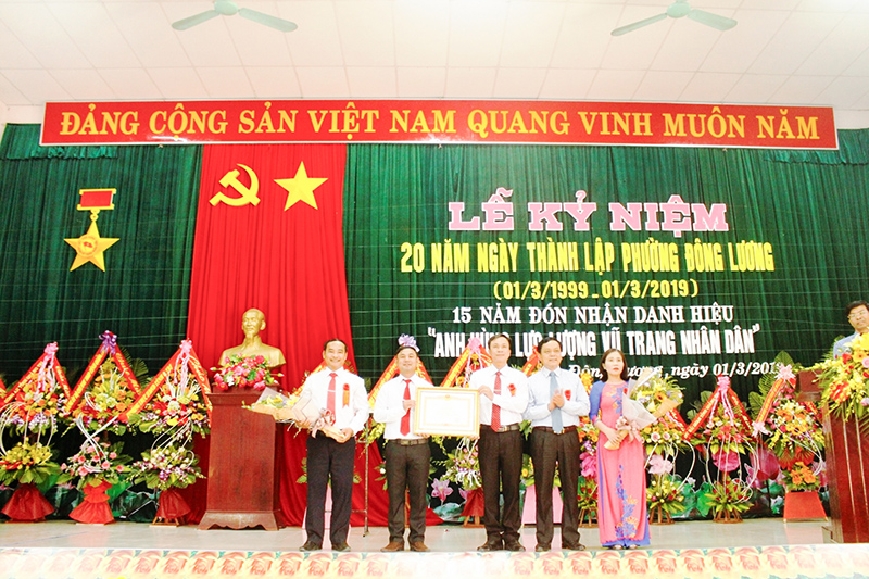 Trưởng Đoàn đại biểu Quốc hội tỉnh Hoàng Đức Thắng trao bằng khen của Thủ tướng Chính phủ cho nhân dân và cán bộ phường Đông Lương nhân dịp kỷ niệm 20 năm ngày thành lập phường. Ảnh: TT