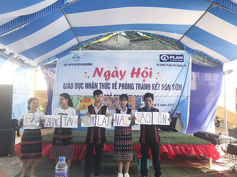 Lồng ghép các nội dung tuyên truyền về phòng tránh tảo hôn, hôn nhân cận huyết thống thông qua các hội thi. Ảnh: B.B