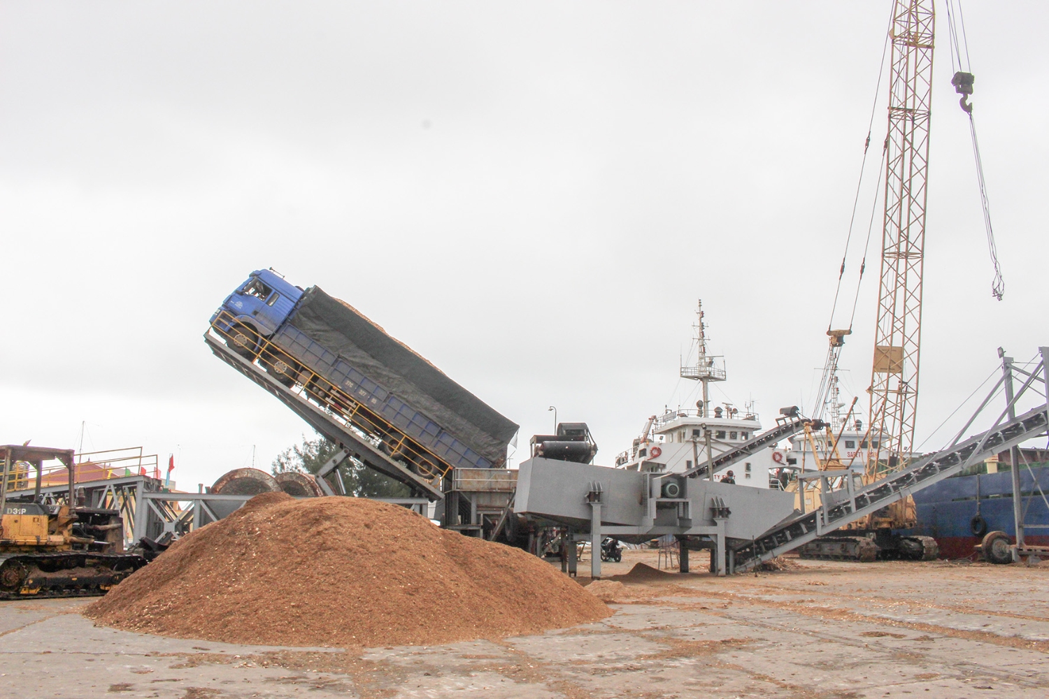 Tàu cập cảng nhận hàng tại cảng Cửa Việt - Ảnh: T.T​