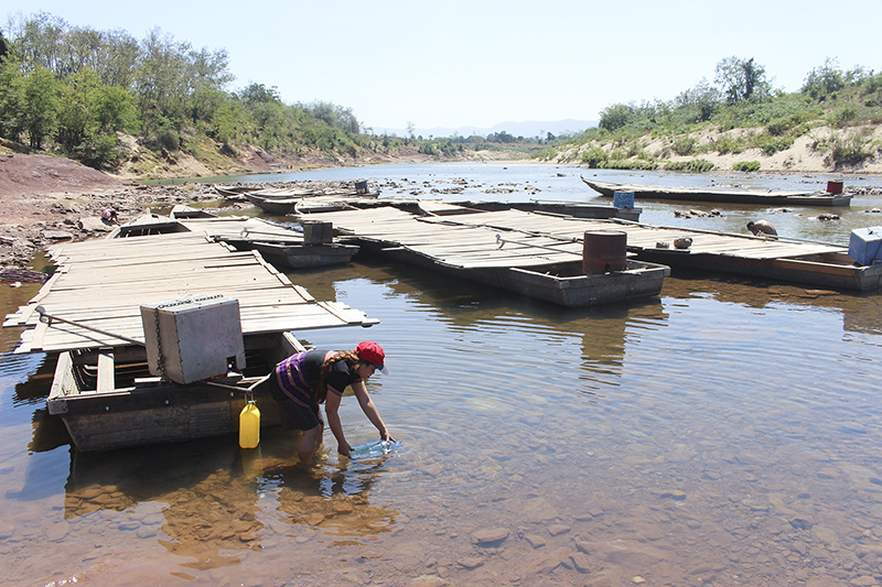 Người dân lấy nước từ sông Sê Pôn về để dùng cho sinh hoạt. Ảnh: BB