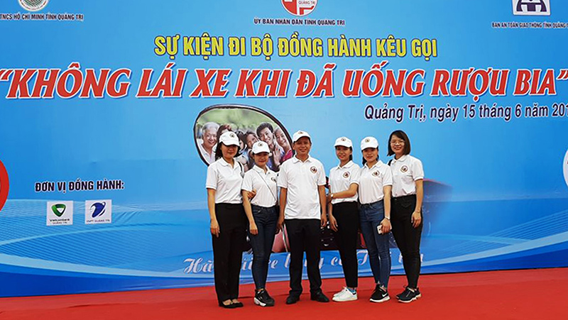 Người dân tham gia đi bộ đồng hành hưởng ứng kêu gọi không lái xe khi đã uống rượu bia. Ảnh: TL