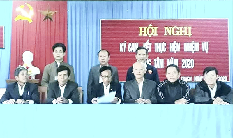 Hội nghị ký cam kết thực hiện nhiệm vụ trọng tâm của xã Triệu Trạch năm 2020. Ảnh: NV