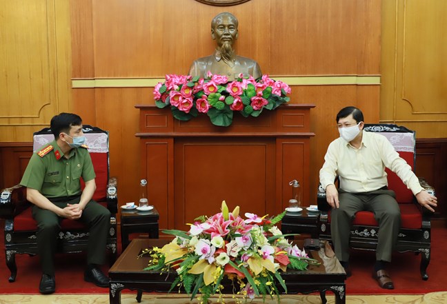 Phó Chủ tịch UBTƯ MTTQ Việt Nam Nguyễn Hữu Dũng trao đổi với đại diện Cục An ninh mạng và phòng chống tội phạm sử dụng công nghệ cao