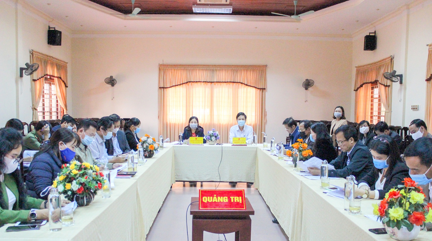 Trưởng Ban Dân vận Tỉnh ủy, Chủ tịch UBMTTQVN tỉnh Nguyễn Thị Lan Hương và Phó Chủ tịch UBND tỉnh Hoàng Nam dự hội nghị tại điểm cầu Quảng Trị-Ảnh: K.K.S