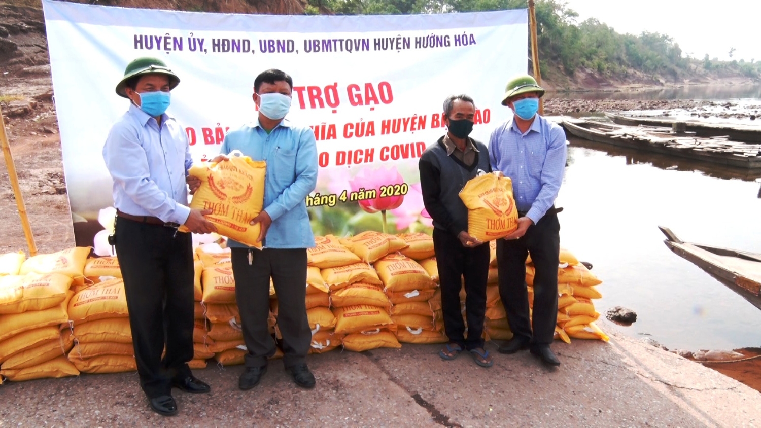 Lãnh đạo huyện Hướng Hóa trao tặng gạo cho bản Đen Vi Lay, huyện Sêpôn- Ảnh: ĐV