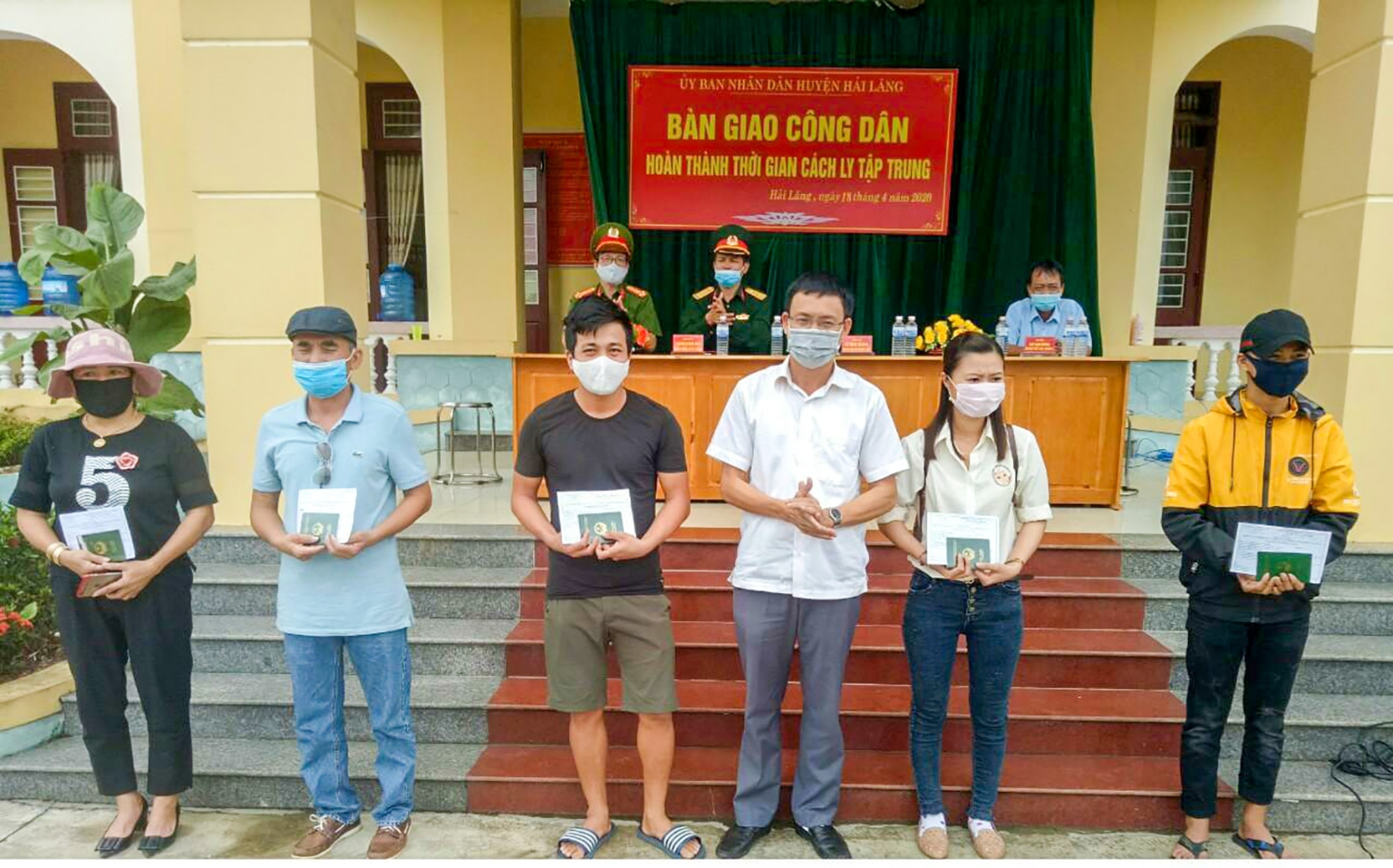 Đại diện Phòng Y tế huyện Hải Lăng trao giấy chứng nhận cho các công dân hoàn thành thời gian cách ly-Ảnh: Tài Tuyến​