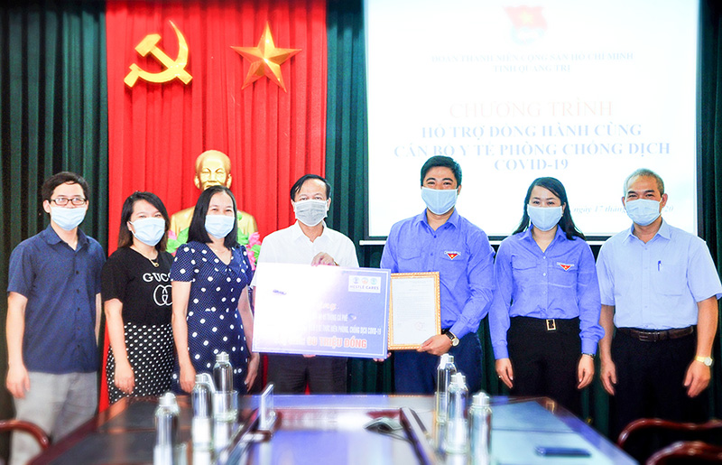 Phó Bí thư Tỉnh đoàn Trần Văn Đông trao quà cho lãnh đạo Sở Y tế để chuyển đến các y bác sĩ, nhân viên y tế trực tiếp tham gia công tác phòng, chống COVID-19. Ảnh: T.L
