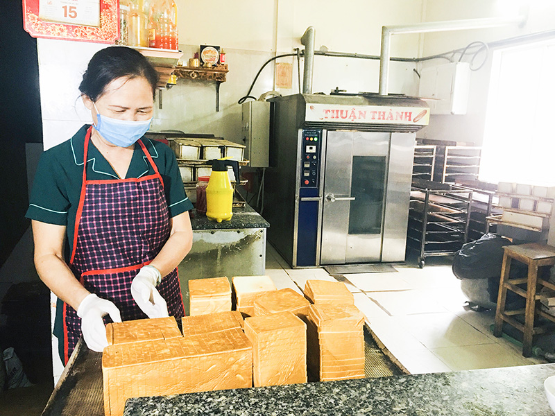 Nhờ nguồn vốn khuyến công hỗ trợ nên cơ sở bánh mỳ Thuận Thành đã đầu tư máy móc hiện đại phục vụ sản xuất. Ảnh: T.T