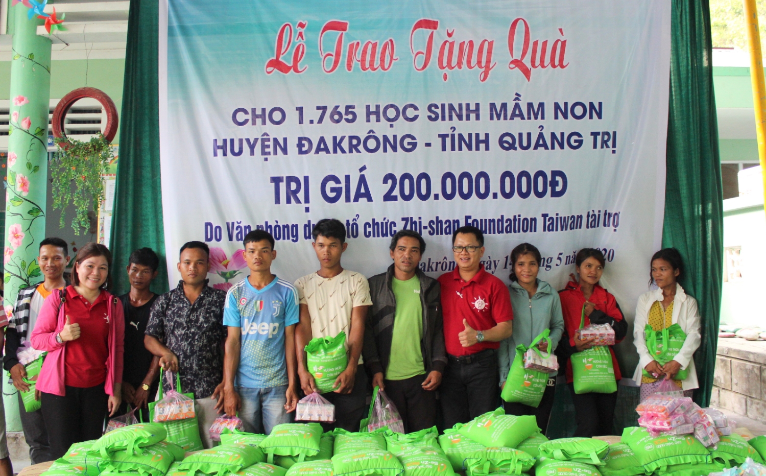 Văn phòng Dự án Tổ chức Zhi-shan Foundation Taiwan trao quà cho học sinh Trường Mầm non Đakrông 1, xã Đakrông- Ảnh: KS
